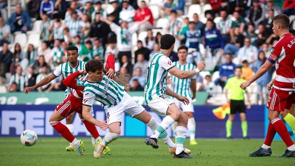 Diego Percan, en el lance de su expulsión ante el Granada en El Arcángel.