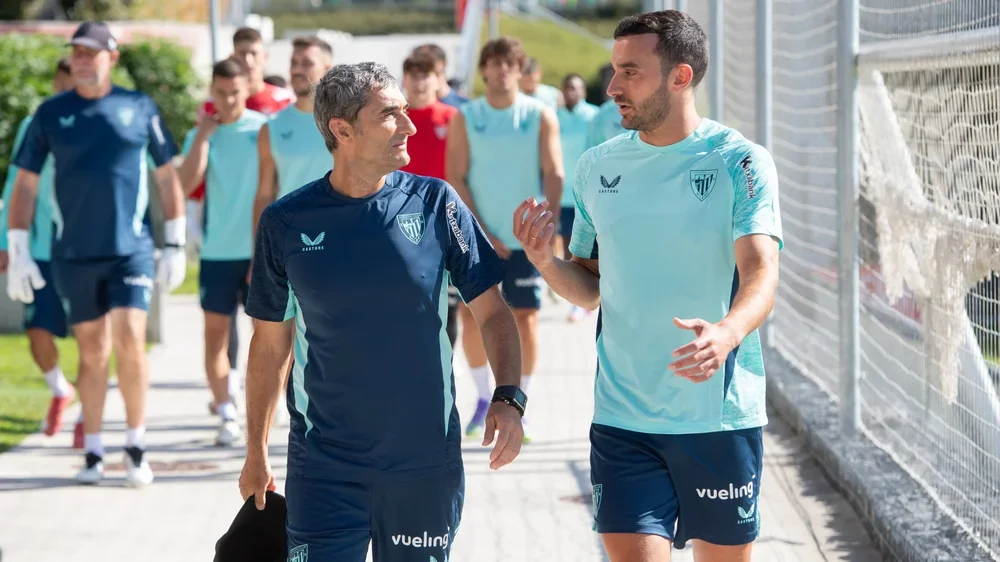 Lekue y Valverde encabezan al grupo en un entrenamiento.