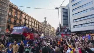 Sigue la rúa del Barça, en directo: Lewy y Tek comiendo helado, las palabras de Lamine, el regalo de SPORT a Joan Garcia...